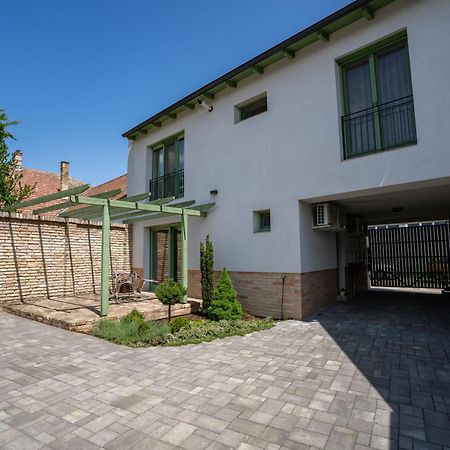 Jokai Apartman Dunafoldvar Екстериор снимка