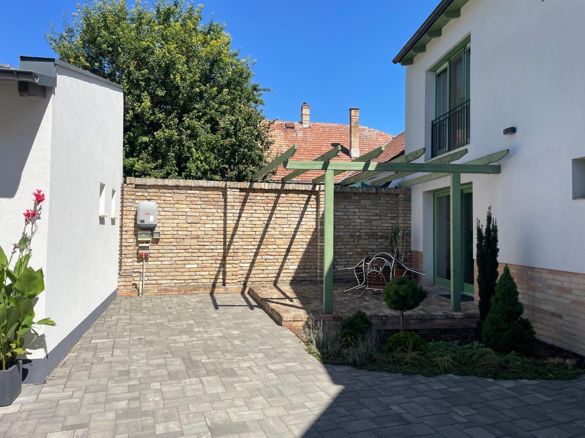 Jokai Apartman Dunafoldvar Екстериор снимка