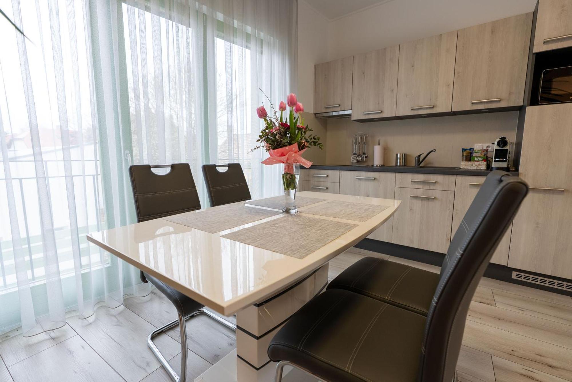 Jokai Apartman Dunafoldvar Екстериор снимка