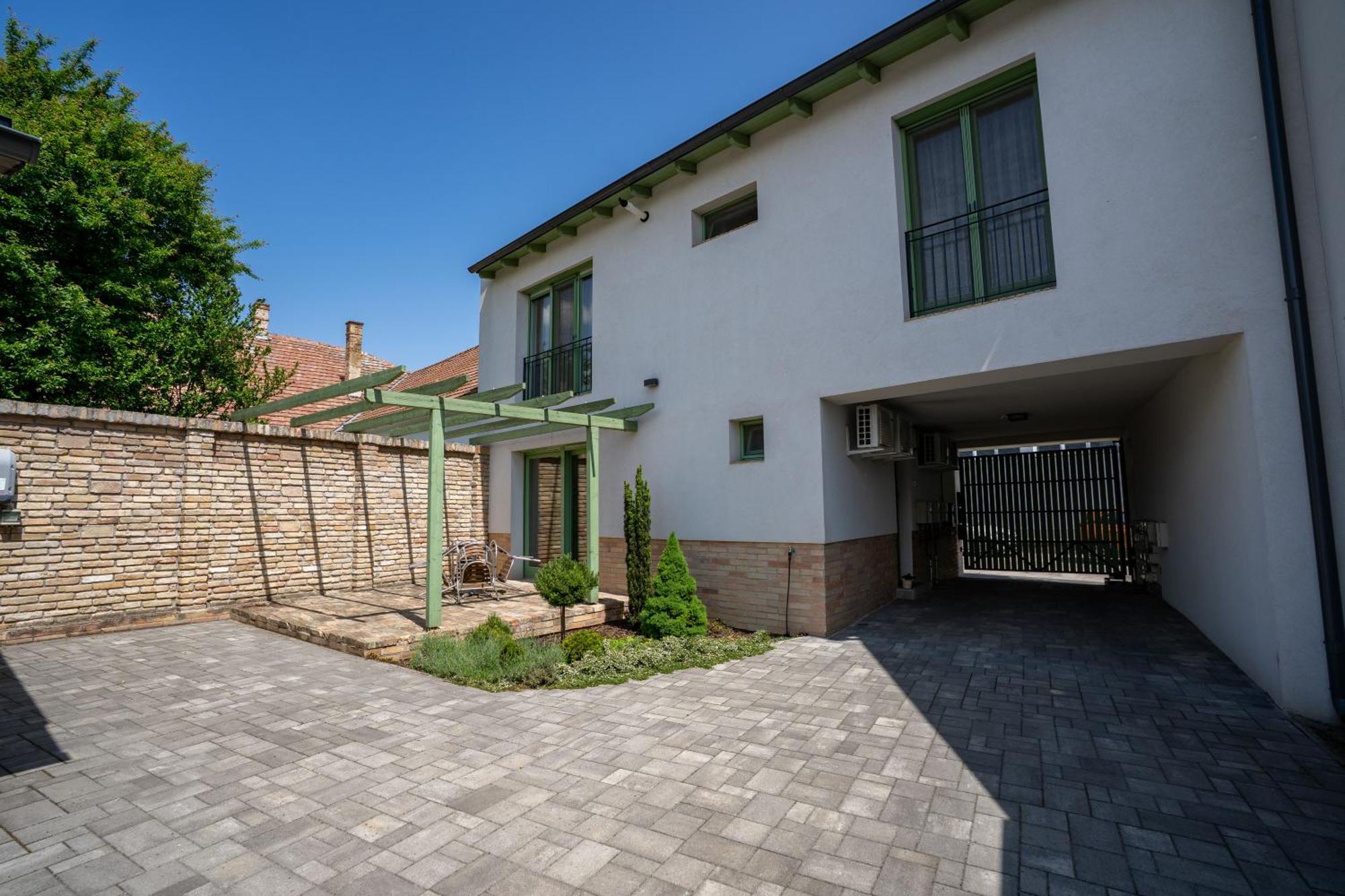 Jokai Apartman Dunafoldvar Екстериор снимка